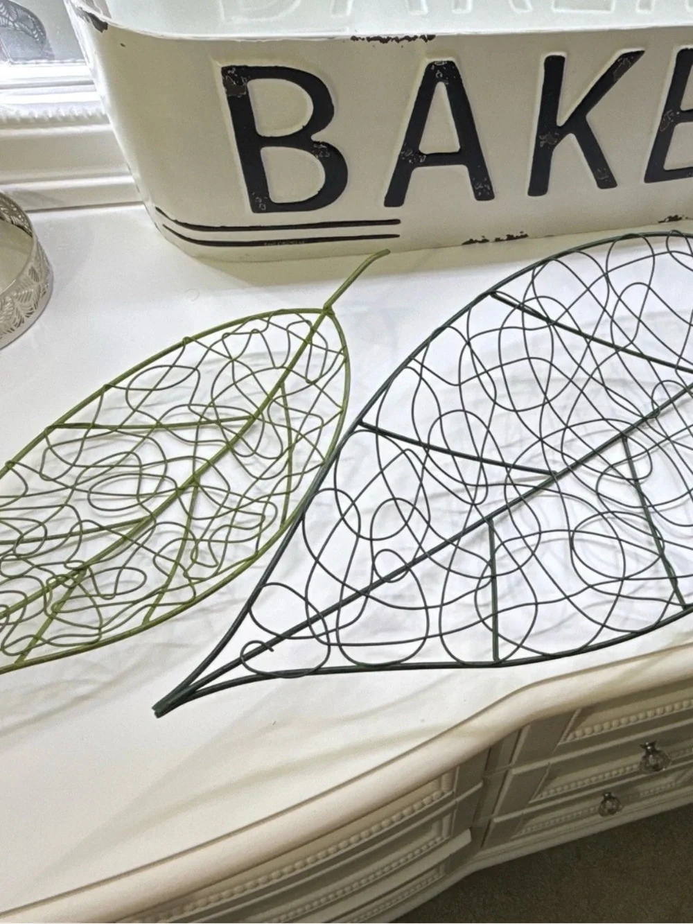 Set of 2 Green Metal Wire Leaf Trays / Decorative Catchall Baskets